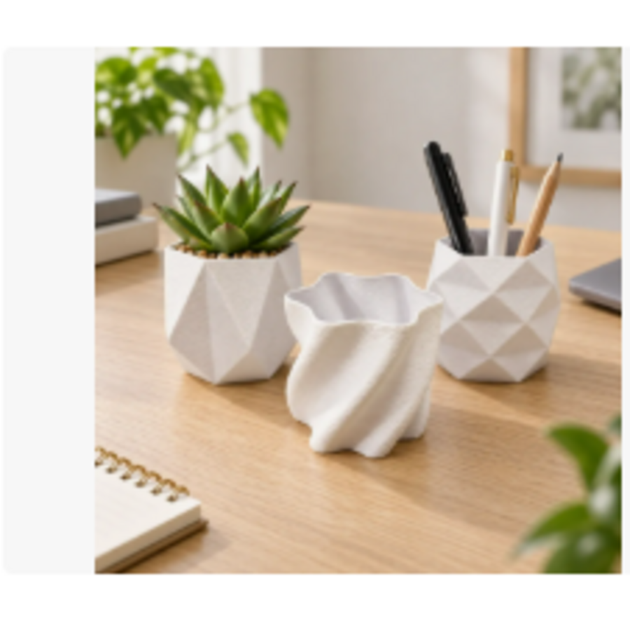 Três mini cachepôs brancos decorativos sobre uma mesa